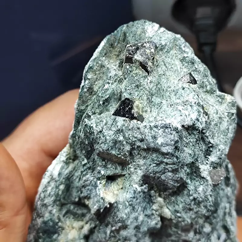سنگ مگنت روی بستر کاملا طبیعی با جذب آهنربا بصورت پک 4 کیلویی