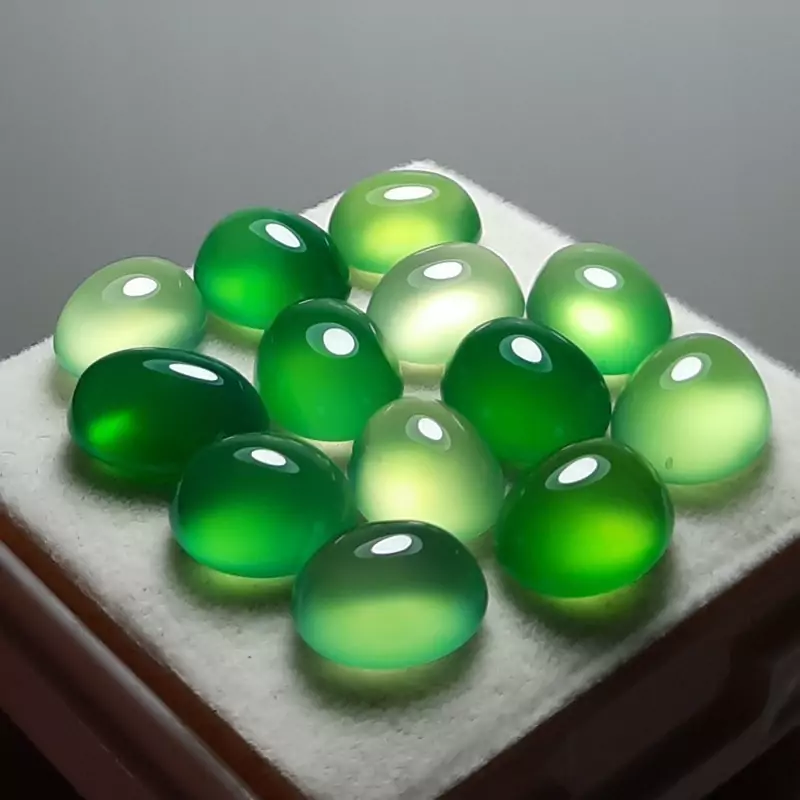 مجموعه 13 عقیق سبز خوشرنگ آبدار اصل معدنی