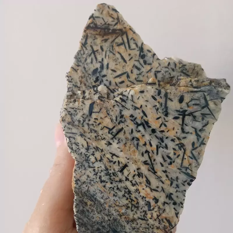 سنگ تورمالین دار