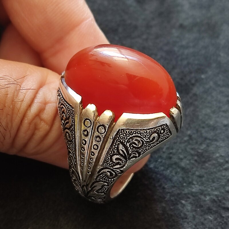 عقیق سرخ کهنه یمنی درشت و قواره دار رکاب قلم زنی