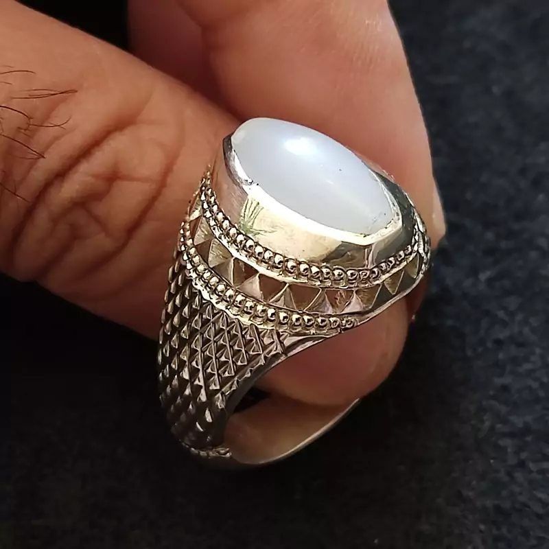 مهره کهنه سفید دوکی بکر و دست نخورده