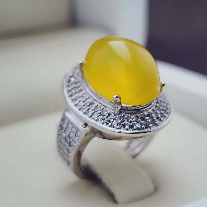 نگین عقیق زرد اصل و معدنی زیبا با رکاب نقره زیبا زنانه