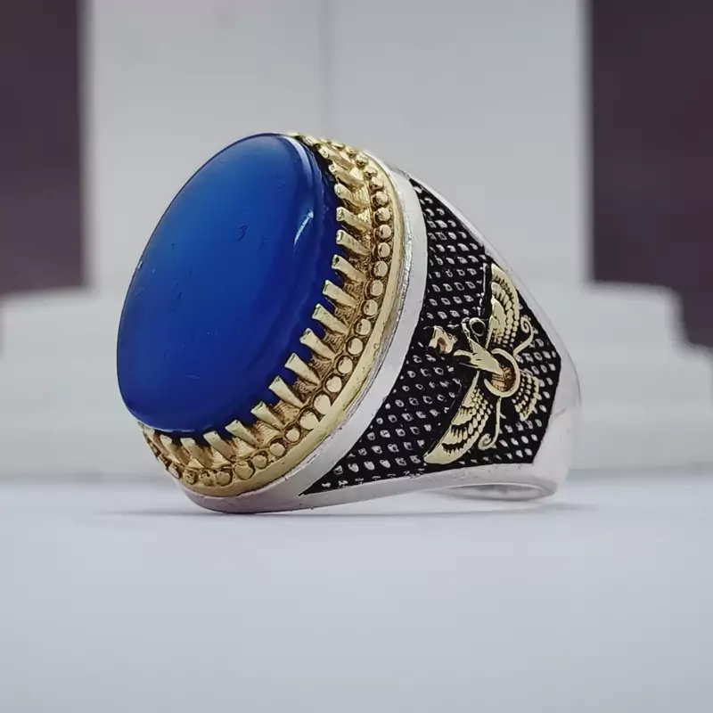 نگین عقیق آبی اصل و معدنی با رکاب نقره زیبا مردانه مدل فروهر با تاج طلایی رنگ ثابت زیبا