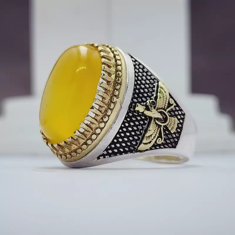 نگین عقیق زرد اصل و معدنی با رکاب نقره زیبا مردانه مدل فروهر با تاج طلایی رنگ ثابت    زیبا