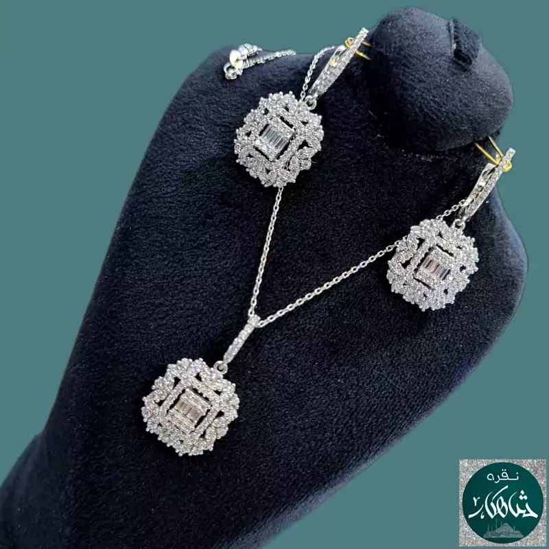 نیم ست نقره شاهکار مدل دنیا امرالد با زنجیر عیار 925 آبکاری طلاسفید