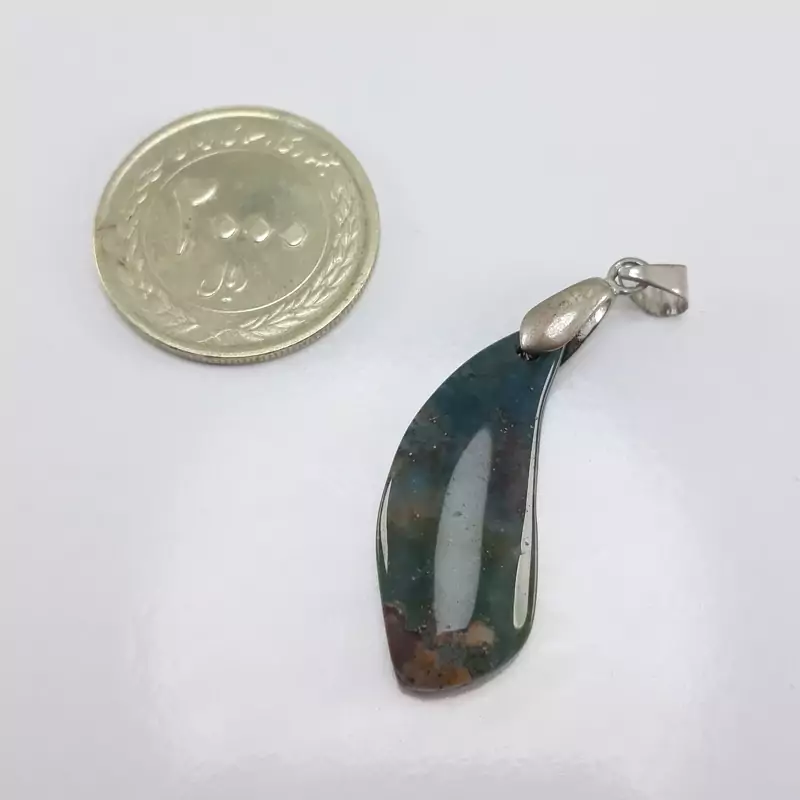 مهره آویز سنگی عقیق شجر خزه ای معدنی با شکلی متفاوت و خاص
