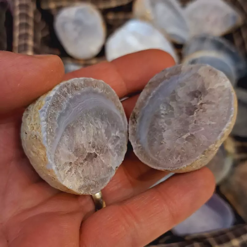 سنگ عقیق سلیمانی طبیعی  راف عقیق معدنی  سنگ دفع انرژی منفی سنگ دفع چشم زخم سنگ انرژی نگین عقیق سلیمانی سنگ دکوری عقیق