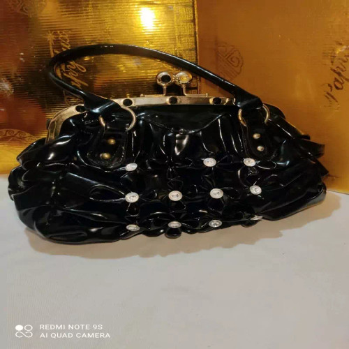 کیف مجلسی مدل دستی جنس ورنی براق با نگین های زیبا با طرح چین های پاپیونی بسیار براق و ریبا با لایه آستر ساتن داخل کیف