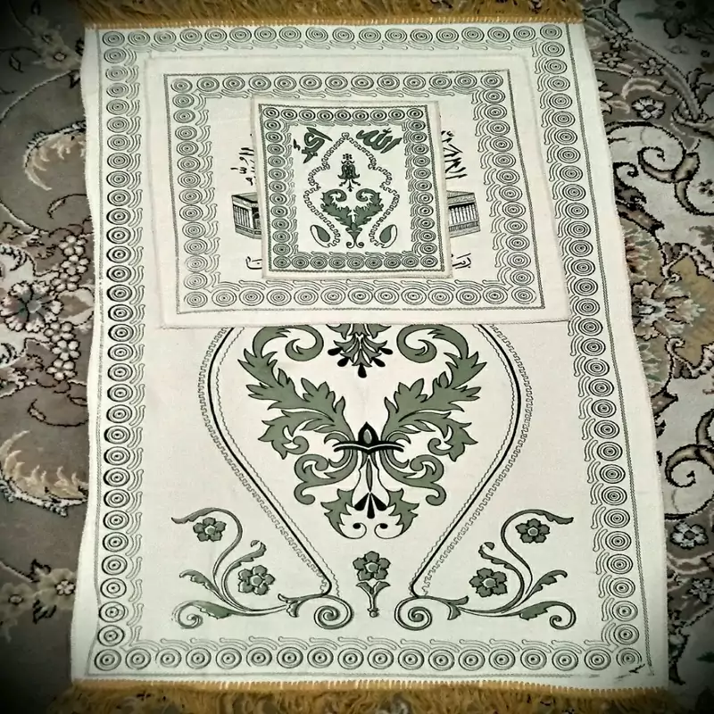 سجاده سه تیکه پارچه ای با کیفیت با ابعاد یک متر در 56 سانتیمتر برای تیکه اصلی و بزرگتر با جنس درجه یک و یک عدد تسبیح
