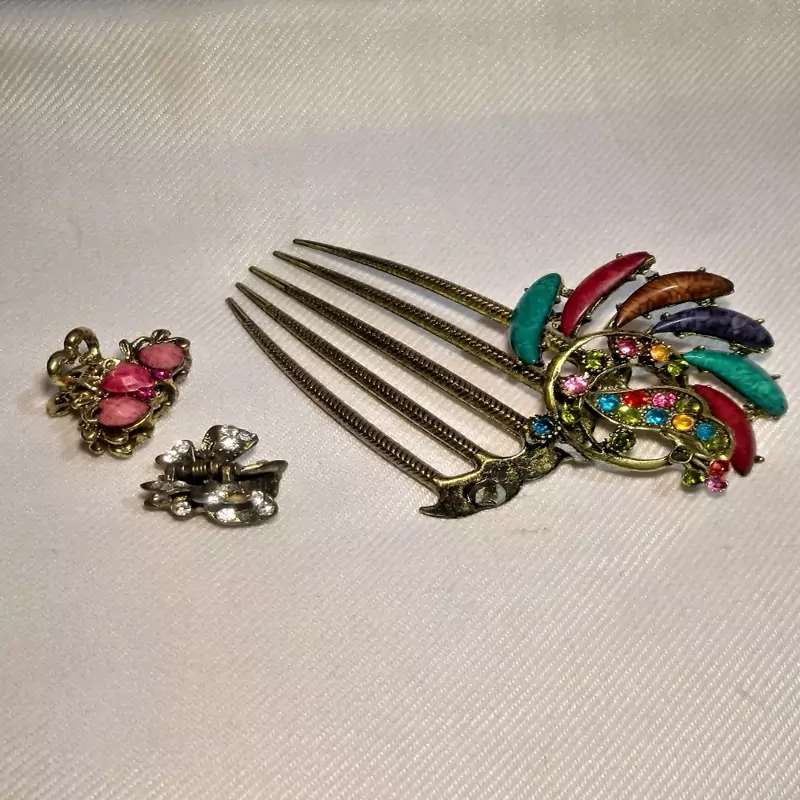 شونه سر فلزی و 2 عدد گیره نگین دار کوچک .یک پک سه عددی مناسب دختران و خانمها با قیمت مناسب و جنس فلزی و نگین دار پر نگین