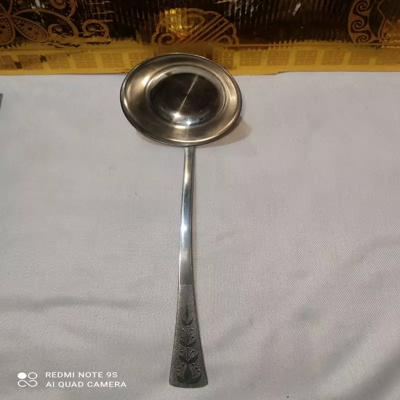 ملاقه بزگ 32 سانتی جنس استیل نگیر (جذب آهنربا نمیشه)خارجی بسیار باکیفیت و عالی با چال ملاقه بزرگ عمق 4 سانتی