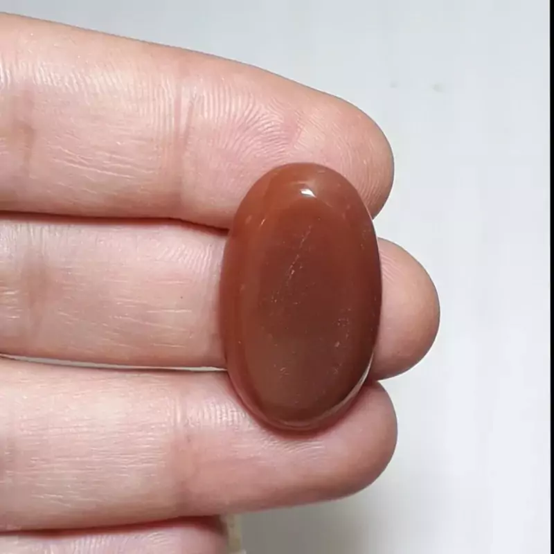 نگین خوشرنگ و خوش تراش عقیق پرتقالی با تراش دستی و پولیش آیینه ای و صددرصدمعدنی مناسب انگشتر و آویز و زیورآلات