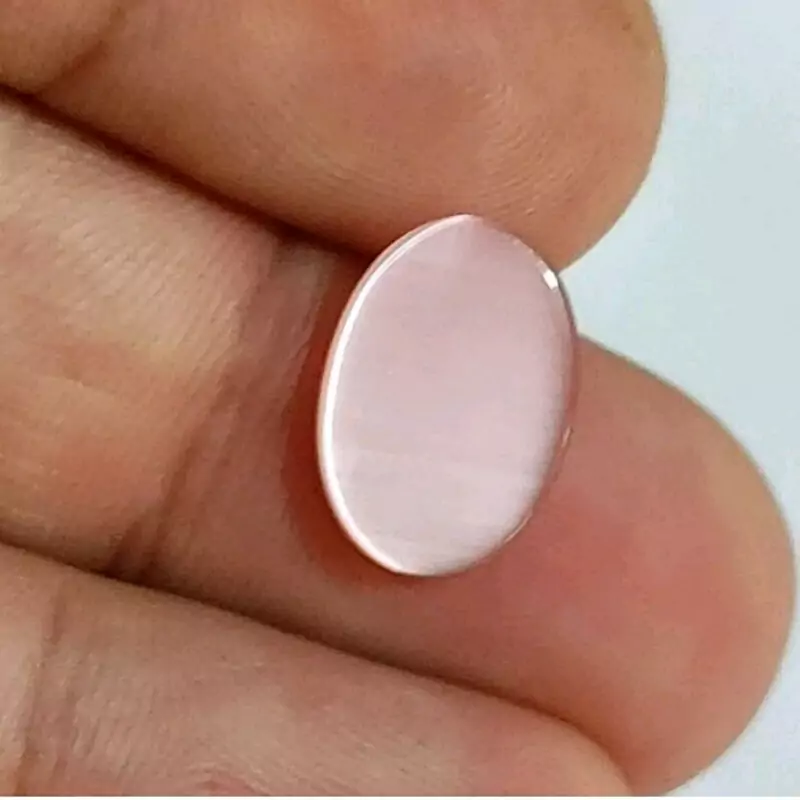 نگین چشم گربه صورتی تراش بیضی تخت تلالو نور عالی با ابعاد 14 در 10 م و وزن حدود یک گرم