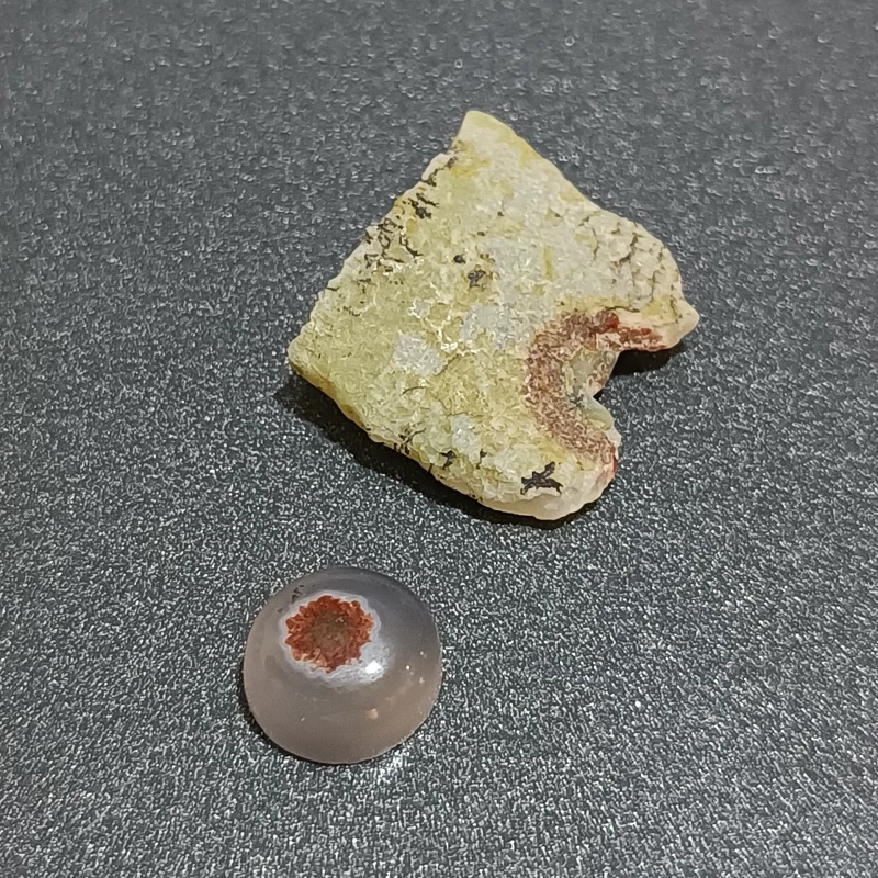 نگین باباقوری مژه دار همراه تکه ای از خود سنگ