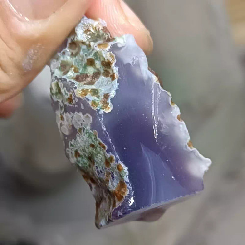 یک تکه سنگ راف عقیق سوسنی رنگ کلکسیونی زیبا