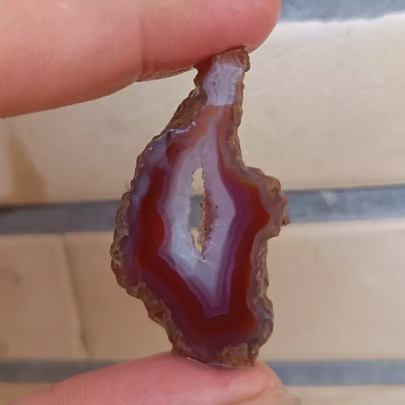 عقیق سرخ شندار با ژئود در مرکز