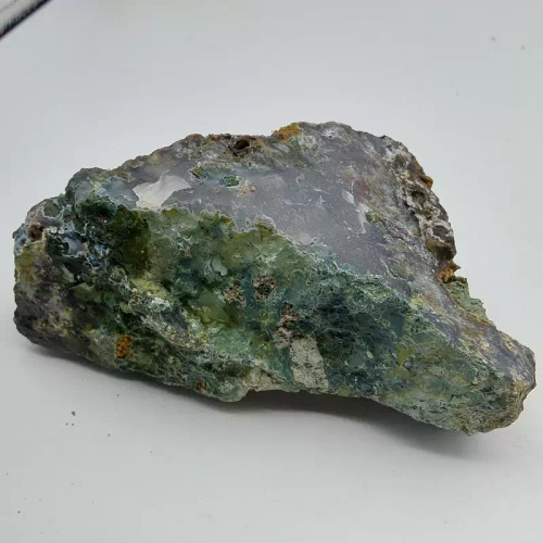 سنگ قیمتی عقیق شجر. وزن 271 گرم . کد E 8