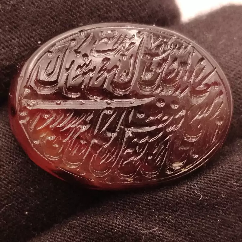 عقیق یمنی اصل معدنی حکاکی شده کد mff011