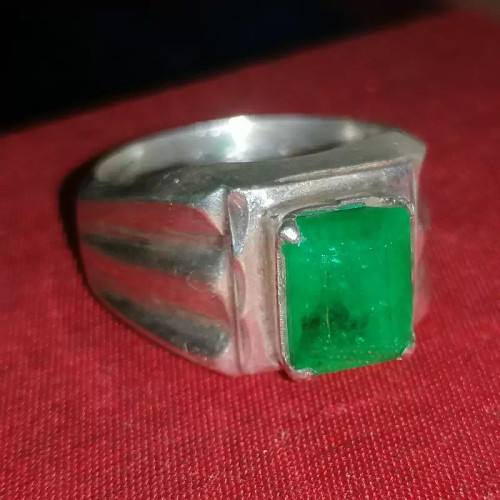 انگشتر زمرد طبیعی معدنی اصل پنجشیر خوشرنگ و طبع و شفاف و آبدار نگین دولایه با رکاب نقره دستساز ساخت افغانستان