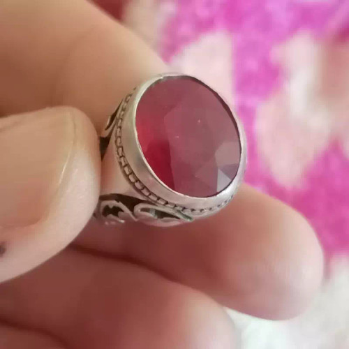 انگشتر یاقوت طبیعی سرخ خوشرنگ و طبع و آبدار بسیار شفاف و پرتلالو رکاب نقره دستسازسنگین عیار بالا و مارک