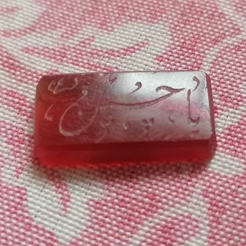 نگین عقیق سرخ خوشرنگ و طبع و آبدار بسیار شفاف و پرتلالو با ذکر یا حسین ع