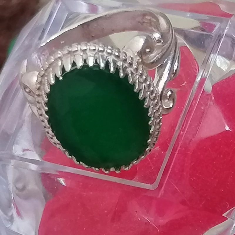 زمرد سنتتیک خوشرنگ و شفاف با تراش جواهری اوال با رکاب نقره 925