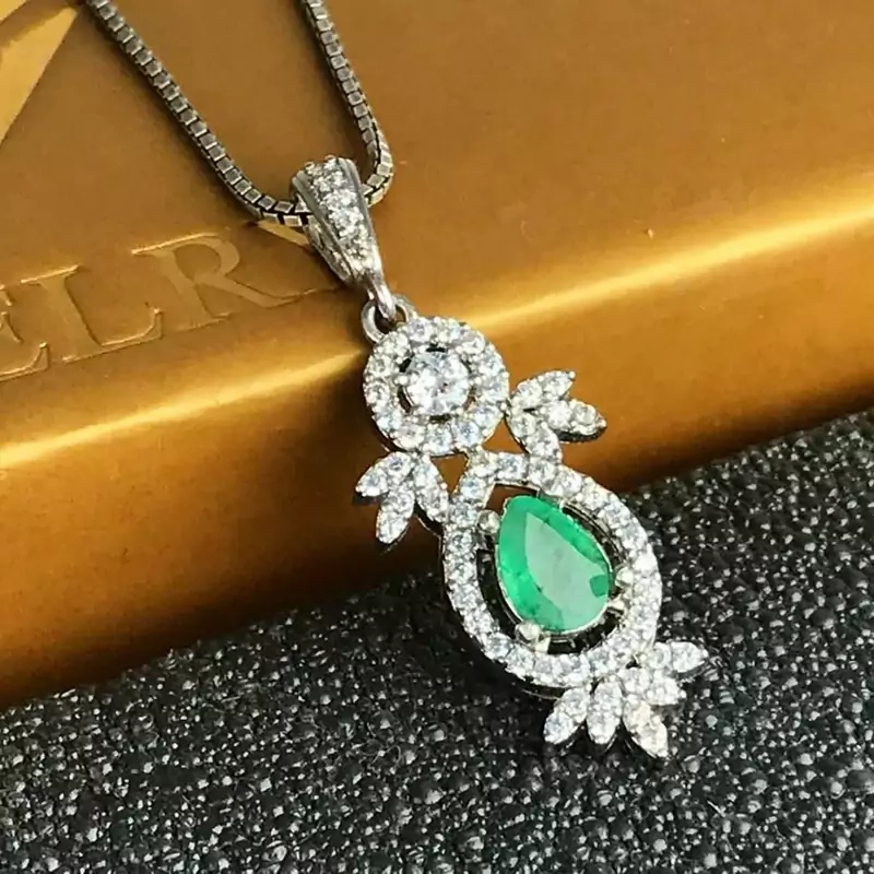 گردنبند مدال توگردنی زمرد زامبیا اصلی عیار نقره 925ارسال رایگان
