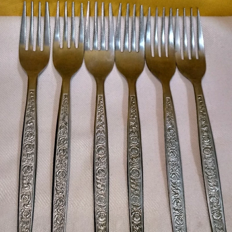 یک دست6عددی چنگال غذاخوری گلسرخی ژاپنی قدیمی و 2ست دیگر ظروف قدیمی گلسرخی ژاپنی .قیمت ثبت شده برای هر عدد است.توضیحات