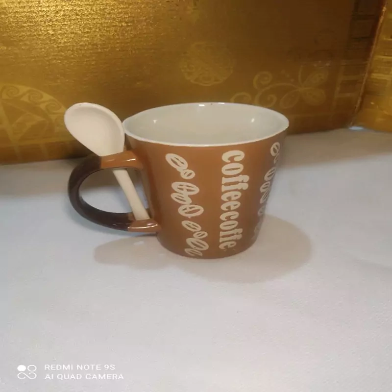 ماگ سرامیکی یا لیوان قهوه و چای بدون قاشق رنگ شکلاتی دسته دار بزرگ