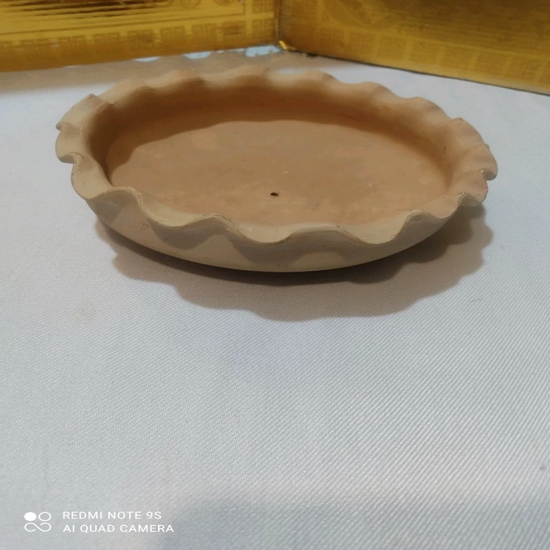 زیر گلدانی سفالی یا ظرف مخصوص سبزه عید نوروز با قطر 18 سانت و لبه کنگره ای