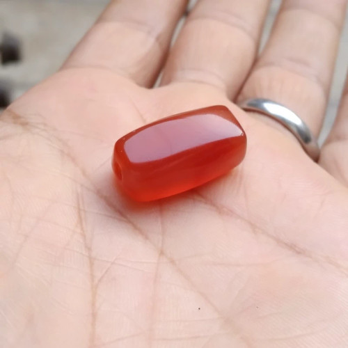 مهره عقیق یمنی کهنه سرخ سرتا سر طوق بسیار آبدار بدون بهسازی درشت تضمینی