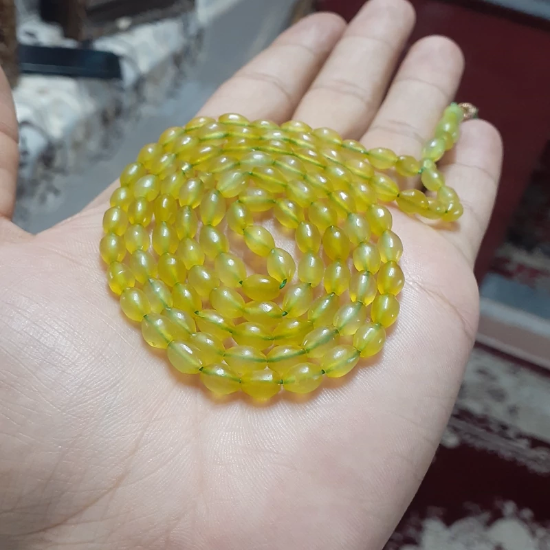 تسبیح شاه مقصود زرد روشن کهنه تراش دستی قدیم ریز به درشت نخ نما بدن ترک و شکستکگی