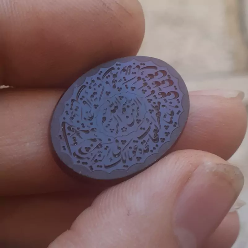 عقیق خطی با حکاکی ذکر پر فضیلت نادعلی نگین عقیق سرخ خطی
