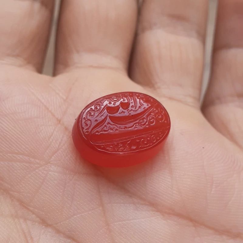 عقیق خطی حکاکی حسبی الله عقیق درجه یک خوشرنگ کارتک وکلکسیونی بسیار آبدار نگین واقعا زیبا.
