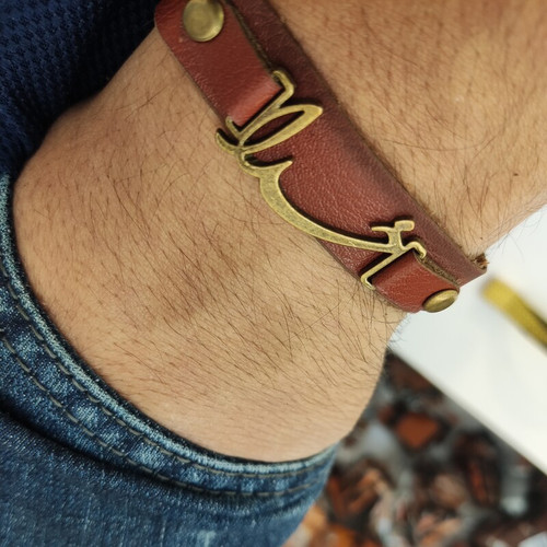 دستبند چرمی خدا بندقهوه ای دکمه ای