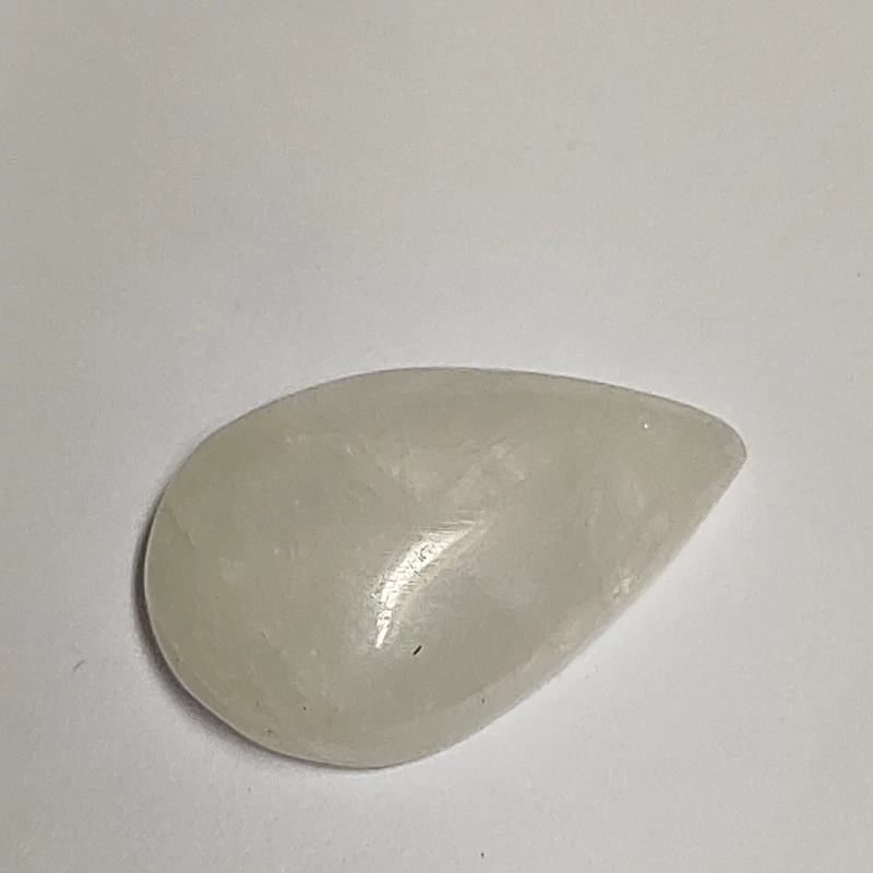 سنگ ماه یا حجرالقمر معروف یه مون استون با تلالو نور عالی اشک تراش کد m2