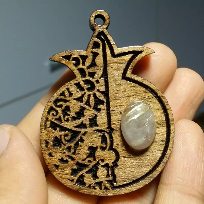 گردنبند ( رومانتویی ) چوب و نگین سنگ رتایل کوارتز مویی طلایی بسیار شیک و خاص و پر انرژی کد11195