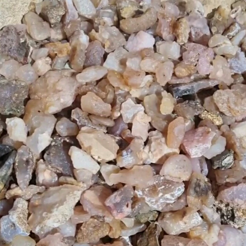 سنگ راف حبه عقیق رنگی صد در صد طبیعی بسیار خوش رنگ و زیبا قیمت برای یک عدد حبه عقیق فقط 8 هزار تومان می باشد