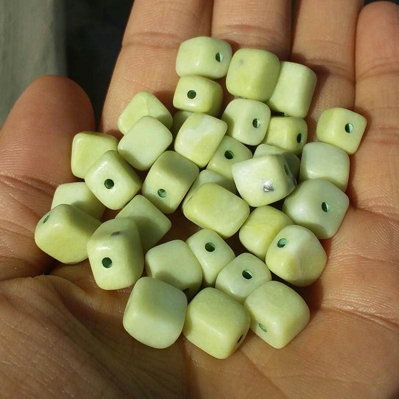 مهره سنگ سرپاتین شاه مقصود سایز متوسط دو طرف سوراخ