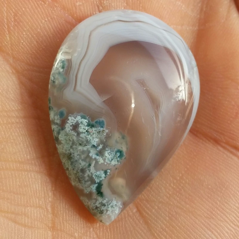 نگین عقیق سلیمانی 3بعدی به همراه شکوفه سبز دو طرفه تراش فانتزی پولیش آیینه ای صددرصد طبیعی شاهکار خلقت سایز درشت مدالی