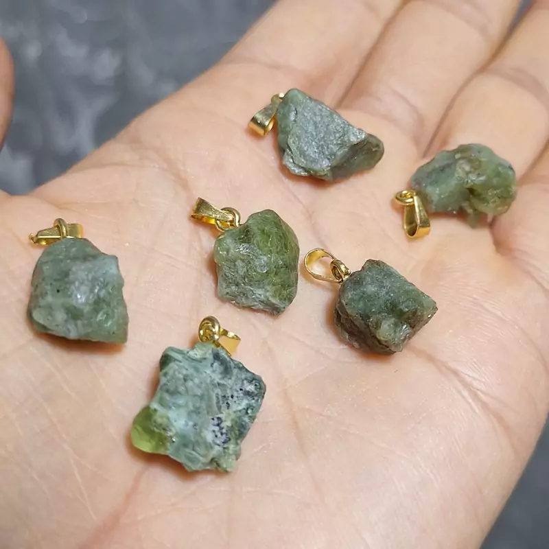 زبرجد اصل و طبیعی آویز زبرجد گردنبند زبرجد پلاک زبرجد اویز سنگ خام زبرجد ارسال بصورت رندوم کد 3