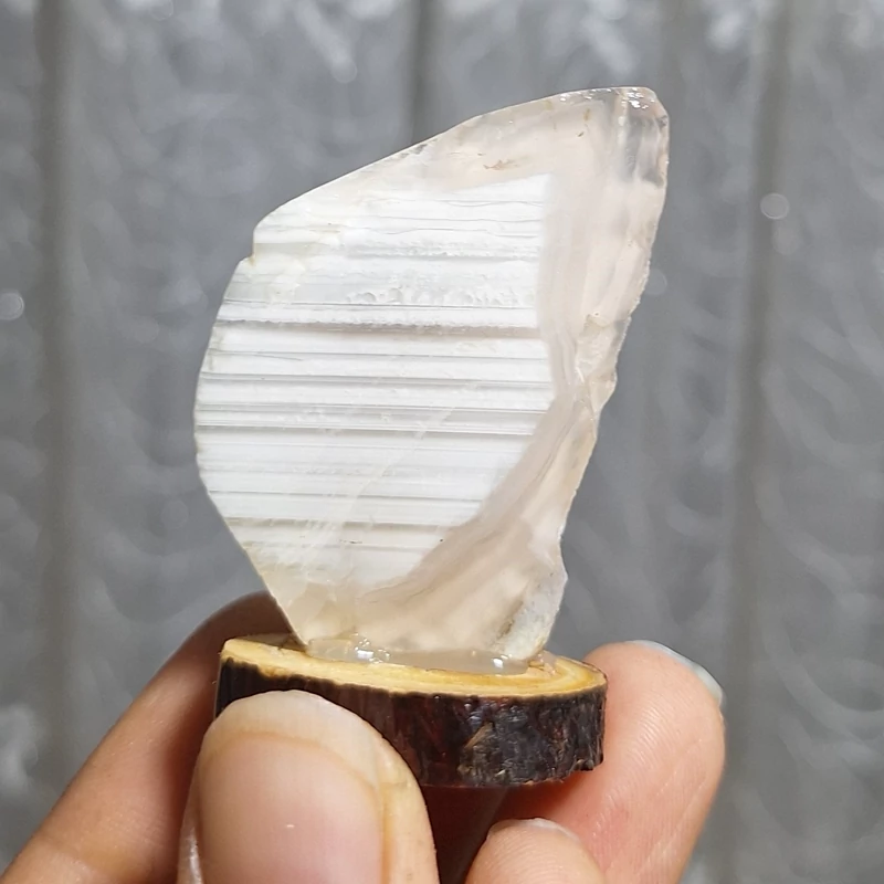 عقیق سلیمانی خطی بی نظیر جلا خورده روی پایه چوبی کد 24832