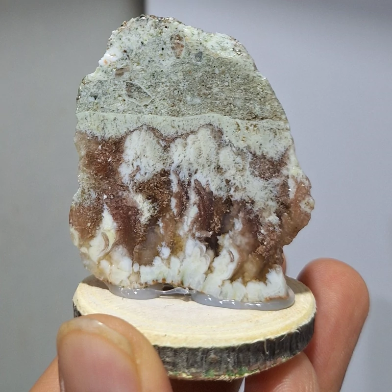 عقیق شکوفه منظره اسلایس جلا خورده روی پایه چوبی کلکسیونی دکوری خاص و زیبا کد 21299