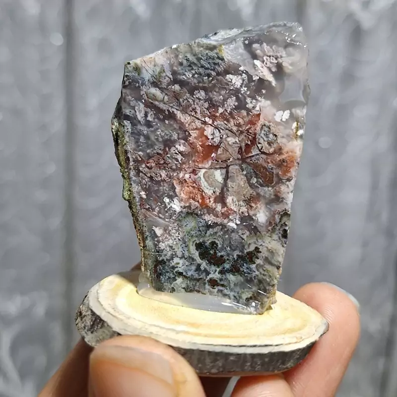 عقیق منظره بی نظیر جلا خورده روی پایه چوبی کد 24825