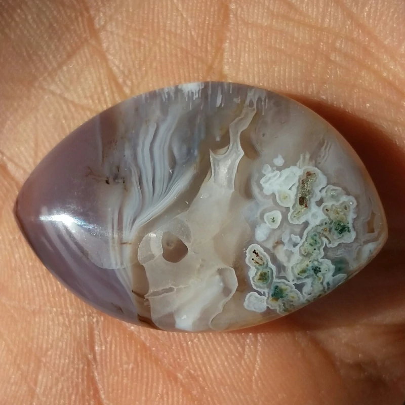 نگین عقیق سلیمانی 3بعدی سوسنی منظره دار دو طرفه تراش فانتزی پولیش آیینه ای صد در صد طبیعی شاهکار خلقت سایز درشت مدالی