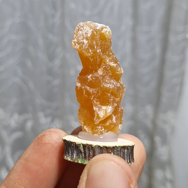 ژیپس عسلی پرتغالی روی پایه چوبی کلکسیونی دکوری بسیار خاص و زیبا کد 24964