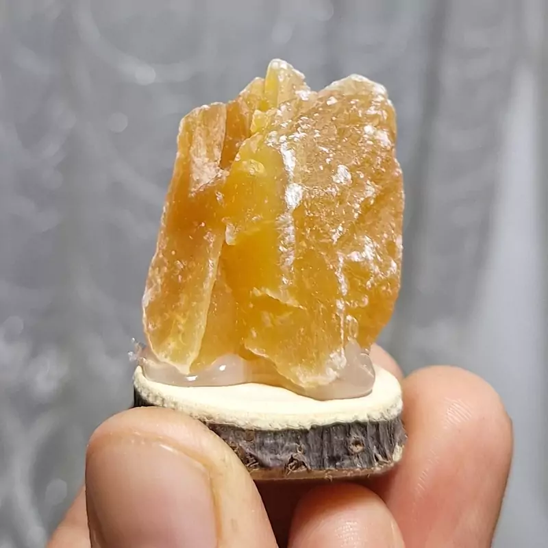 ژیپس عسلی پرتغالی روی پایه چوبی کلکسیونی دکوری بسیار خاص و زیبا کد 24965