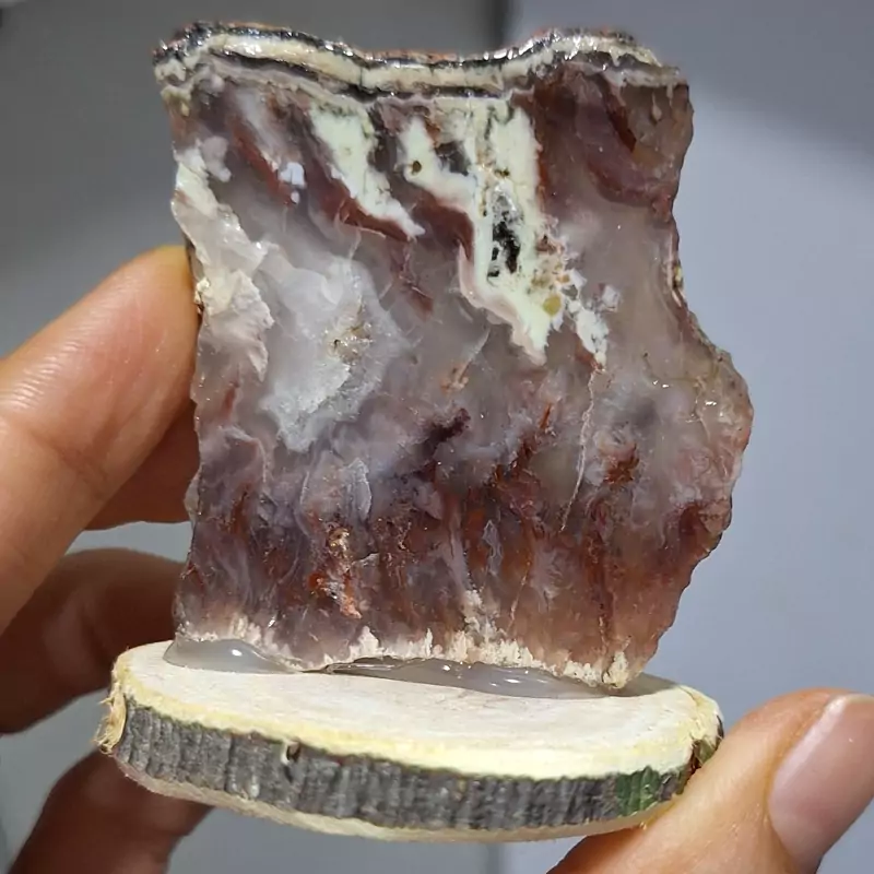 عقیق منظره جلا خورده روی پایه چوبی کد 21656