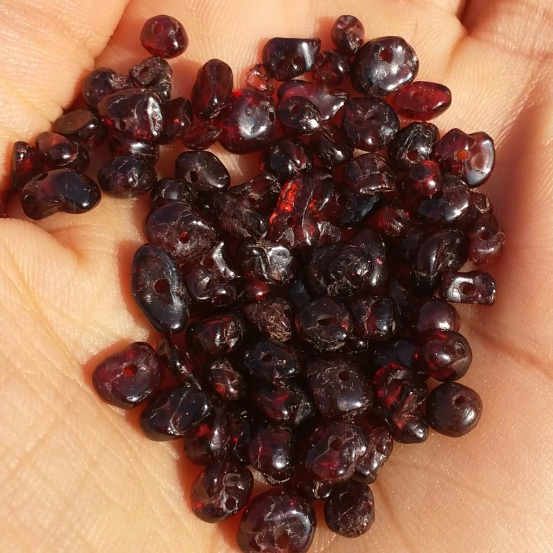 گارنت سنگ یا مهره دفرمه گارنت ریز سوراخ دار صد در صد طبیعی