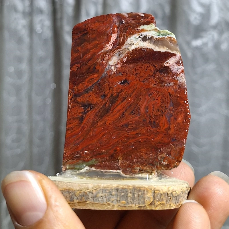 عقیق منظره محشر بی نظیر جلا خورده روی پایه چوبی کد 24839